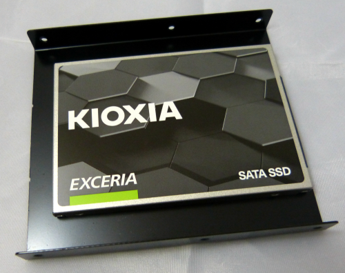 マウンタに設置したSATA接続の2.5インチSSD